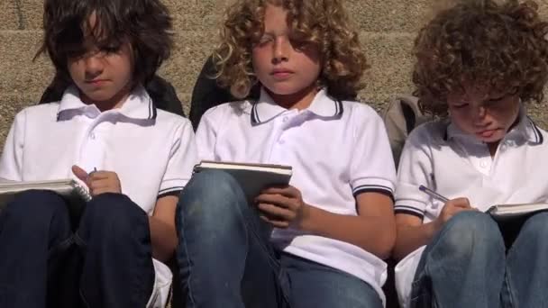 Escribir niños de escuela masculina — Vídeos de Stock