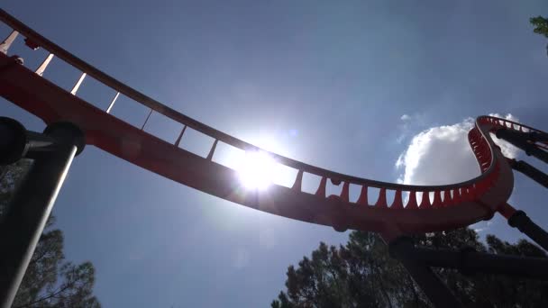 Montaña rusa en el parque de atracciones — Vídeos de Stock