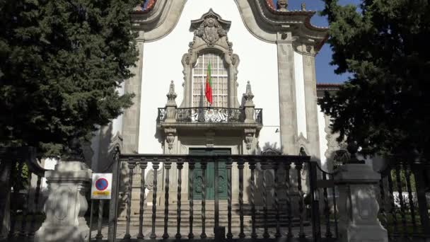 Bandera de Portugal en la Embajada de Portugal — Vídeos de Stock