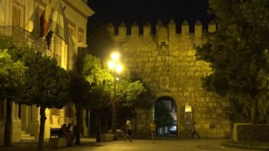Kale duvarları gece yarısı itibariyle eski şehirde turist