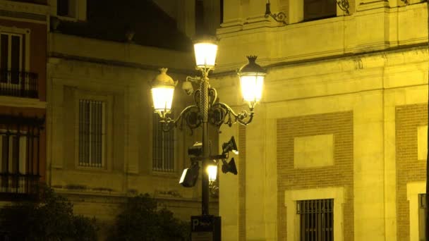 Lámpara de calle a medianoche con edificios históricos — Vídeos de Stock