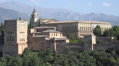 Alhambra Kalesi ve İspanya Sarayı