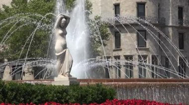 Kadın heykeli ve su çeşmesi ile halk Parkı