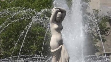 Kadın heykeli ve şelale