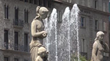 Kadın heykelleri ve su Çeşmesi