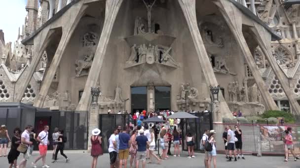 Turistas Iglesia Sagrada Familia Barcelona — Vídeos de Stock