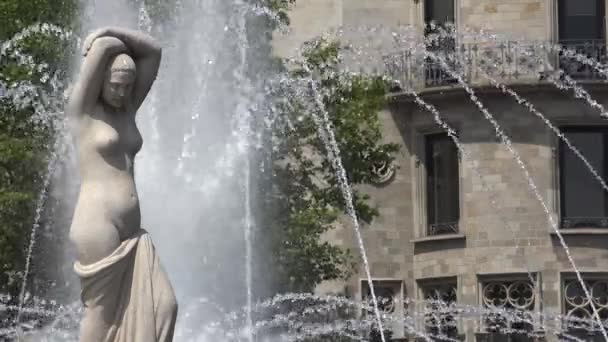 Estátua Feminina e Fonte de Água — Vídeo de Stock