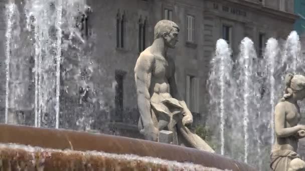 Socha muže a vodní fontána — Stock video