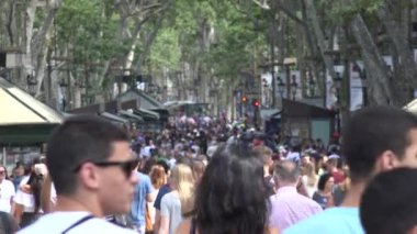 Yayalar ile kalabalık sokak