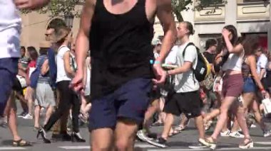 Yayalar kalabalık Caddesi üzerinde