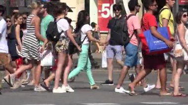 Yayalar karşıdan meşgul karşıya geçerken