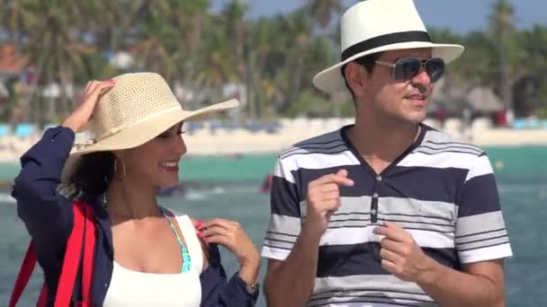 Couple touristique dansant et s'amusant — Video