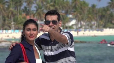 İşaret mutlu ve heyecanlı turist