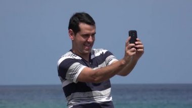 Selfies alarak ve Having Fun goofy turist adam