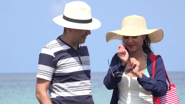 Felices turistas en vacaciones de verano — Vídeo de stock