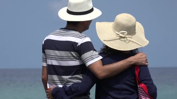 Муж и жена у океана — стоковое видео