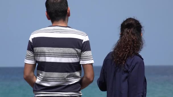 Hombre y mujer en el caluroso día de verano — Vídeos de Stock