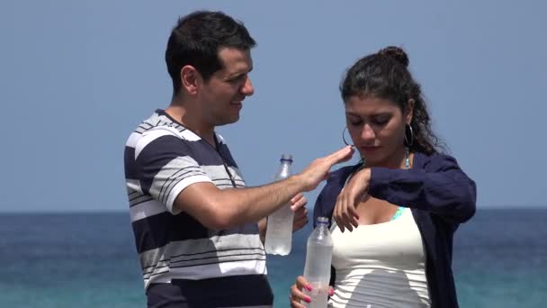 Uomo e donna con bottiglie d'acqua nella calda giornata estiva — Video Stock