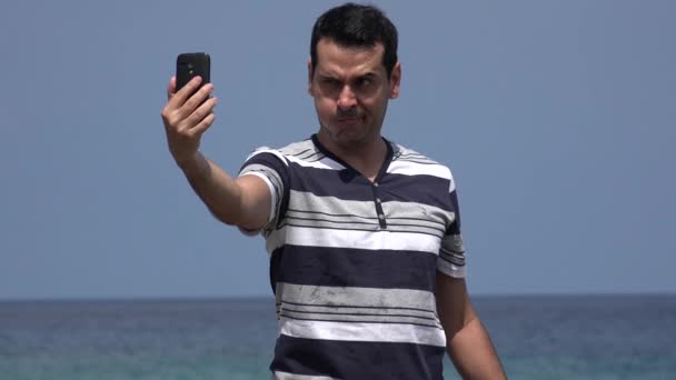 Głupkowaty człowiek biorąc Selfie i śmieszne twarze — Wideo stockowe