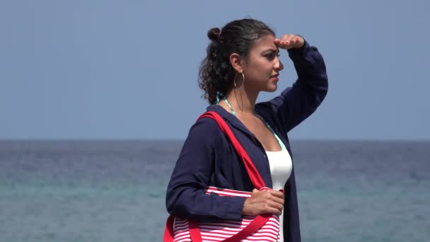 Feminino Turista Observando Oceano ou Mar — Vídeo de Stock