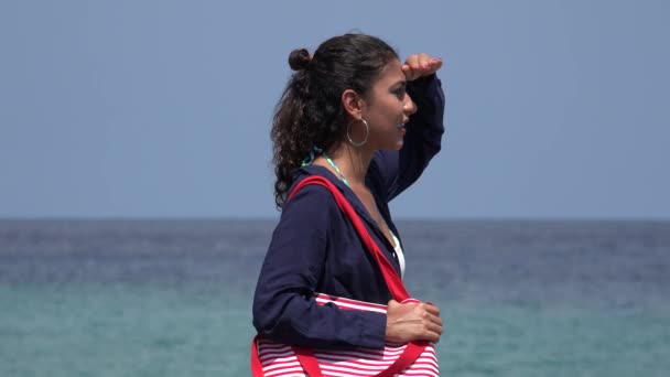 Τουριστική γυναίκα που βλέπει στον ωκεανό — Αρχείο Βίντεο