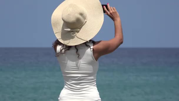 Vrouw nemen van de foto op zomerse dag — Stockvideo