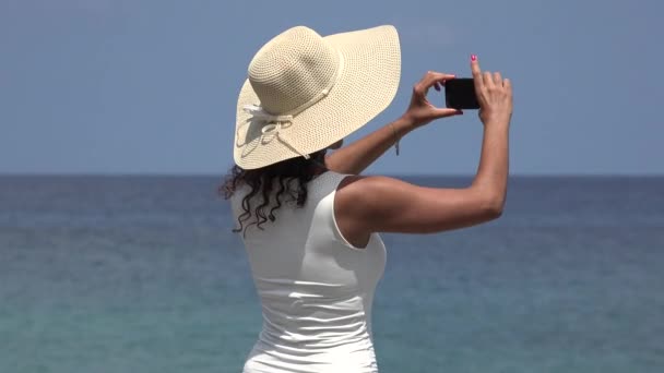 Fille prenant des photos pendant les vacances de printemps — Video