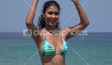 Bikini Ocean adlı dans giyen kadın