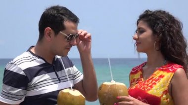 Adam bir şaka ve gülüyor kadın söylüyor