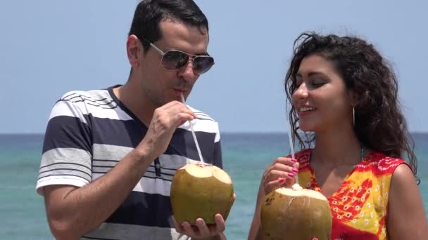 Jeune homme étouffant sur la boisson — Video