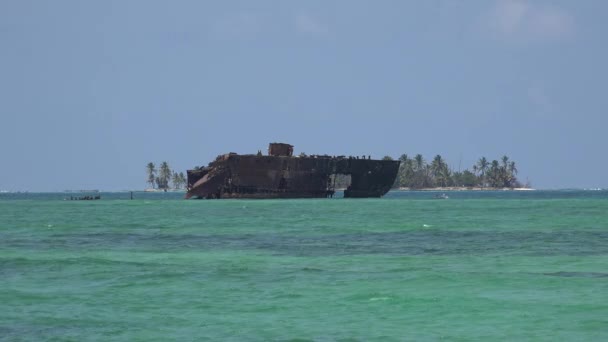 Oud scheepswrak op zee — Stockvideo