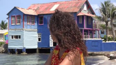 Üzgün ve depresyonda kadın ev sahibi veya kiracı