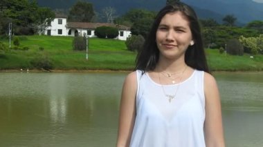 Göl kenarında duran köylü kızı