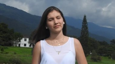Ciddi ya da üzgün genç kız