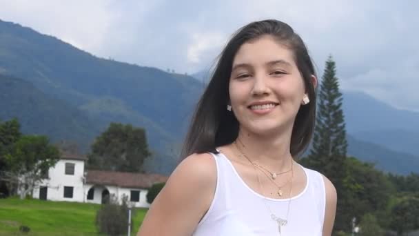 Adorable sonrisa adolescente chica en zona rural — Vídeos de Stock