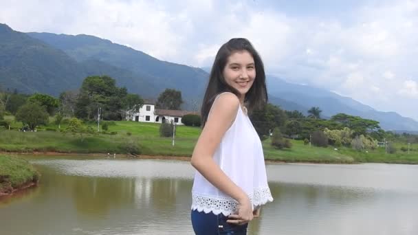 Счастливая молодая деревенская девочка — стоковое видео