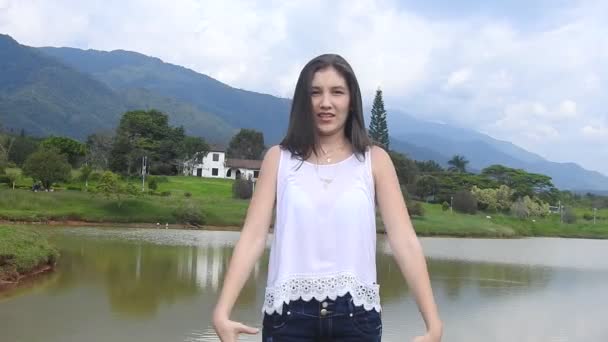 Joven adolescente chica estirando sus brazos — Vídeos de Stock