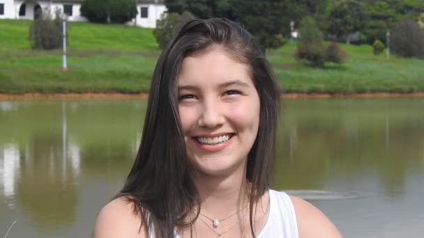 Feliz chica adolescente sonriente en el lago — Vídeo de stock