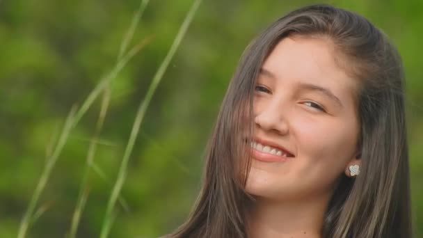 Mutlu gülümseyen genç kız poz — Stok video