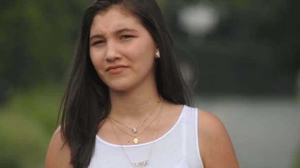 Adolescente chica esperando por rural carretera — Vídeo de stock