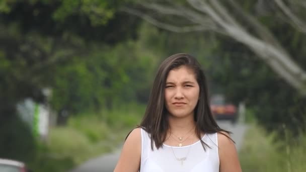 田舎道でせっかちな十代の女の子待機中 — ストック動画