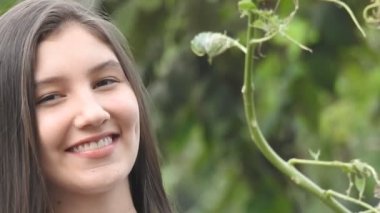 Gülümseyen insanlar ve mutlu insanlar