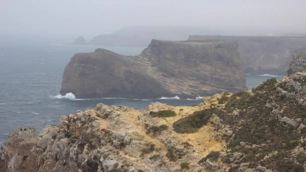 Falésias costeiras no dia nebuloso — Vídeo de Stock