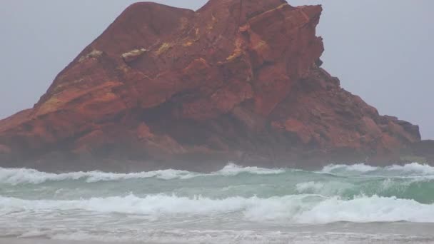 Formacja skalna na plaży — Wideo stockowe