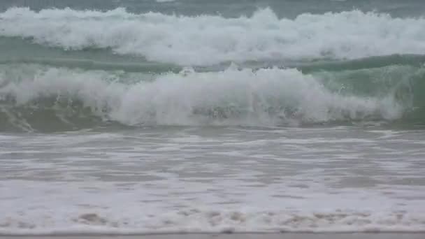 Vagues de l'océan sur la plage 