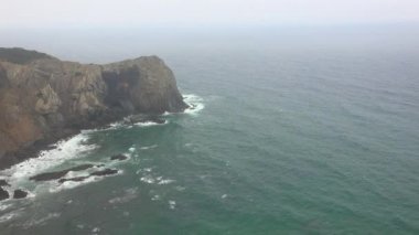 Cliffs At sisli gün okyanus