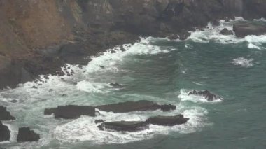 Okyanus dalgaları kayalar ve kayalıklarla