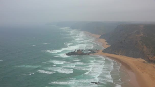 Playas Clifs y niebla a lo largo de la costa del océano — Vídeos de Stock
