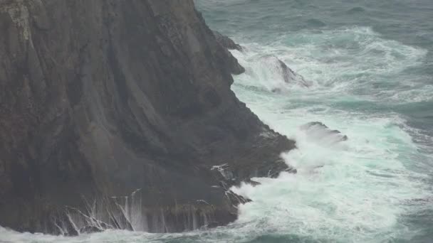 Clima extremo mientras las olas del océano golpean el acantilado — Vídeo de stock