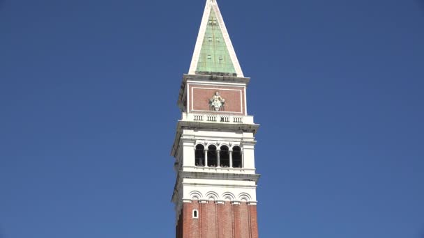 Torre de Igreja ou Edifício Municipal — Vídeo de Stock